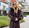 Beatrix kabát mogyoróbarna – Hosszított női télikabát szőrmegallérral, steppelt ujjal és megkötős övvel – Innova Fashion – 3. kép